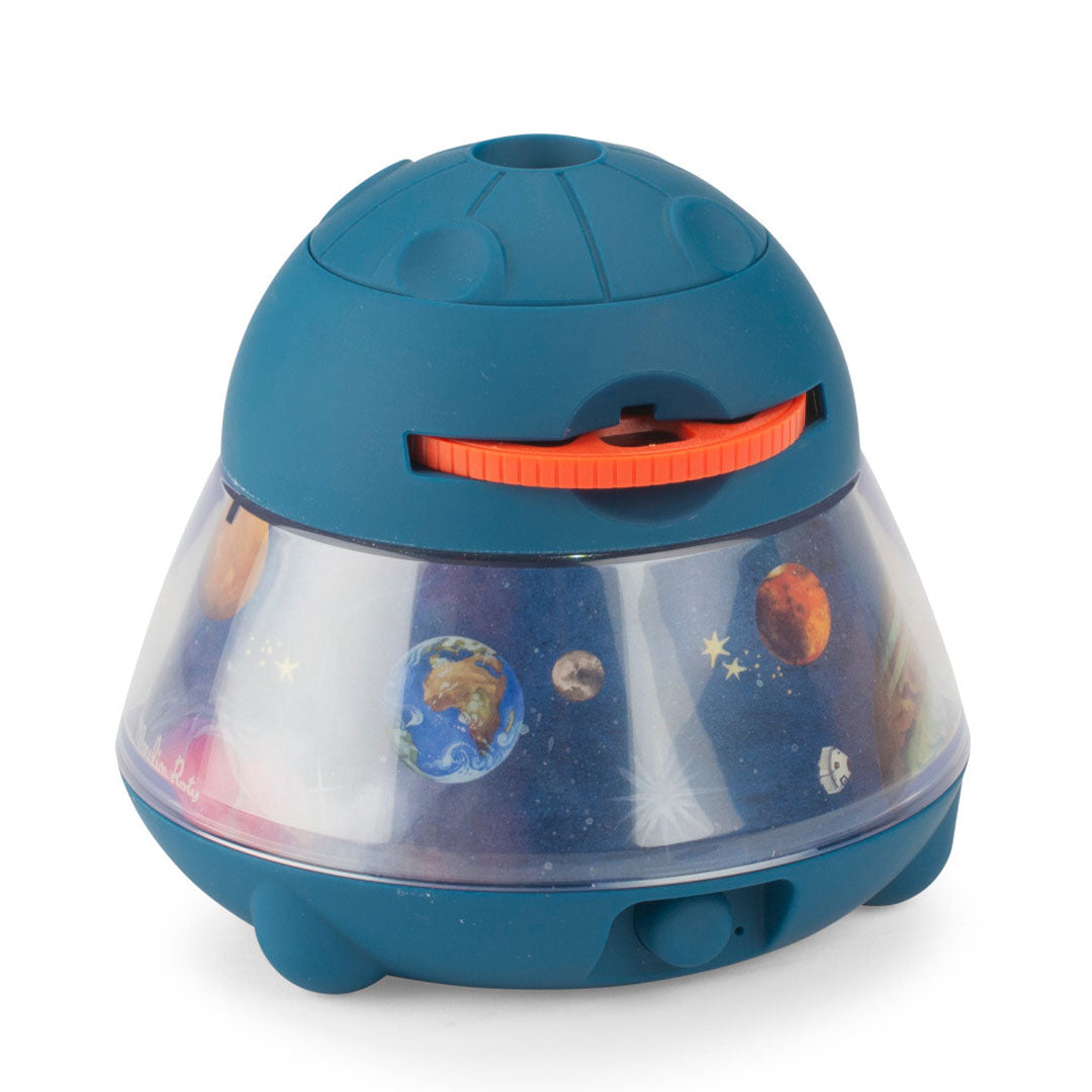 Moulin Roty ruimteprojector in marineblauw met een transparante onderkant vol planeten en sterren.