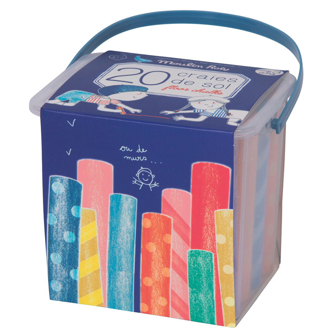 De verpakking van Moulin Roty stoepkrijt, een transparante emmer met een blauwe kartonnen hoes.