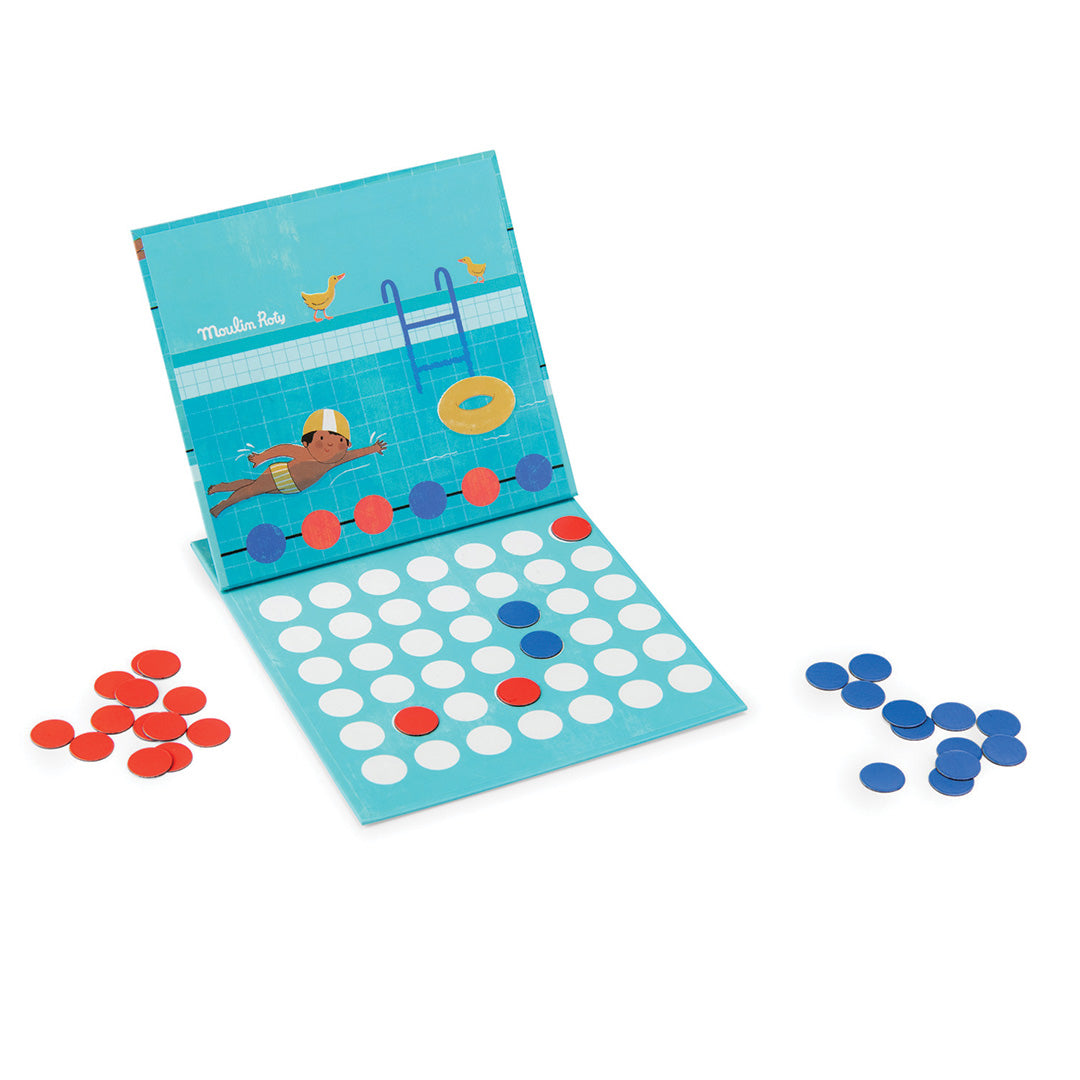 Het opengeklapte Moulin Roty magnetisch 4-op-een-rij bordspel met rode en blauwe speelschijven.