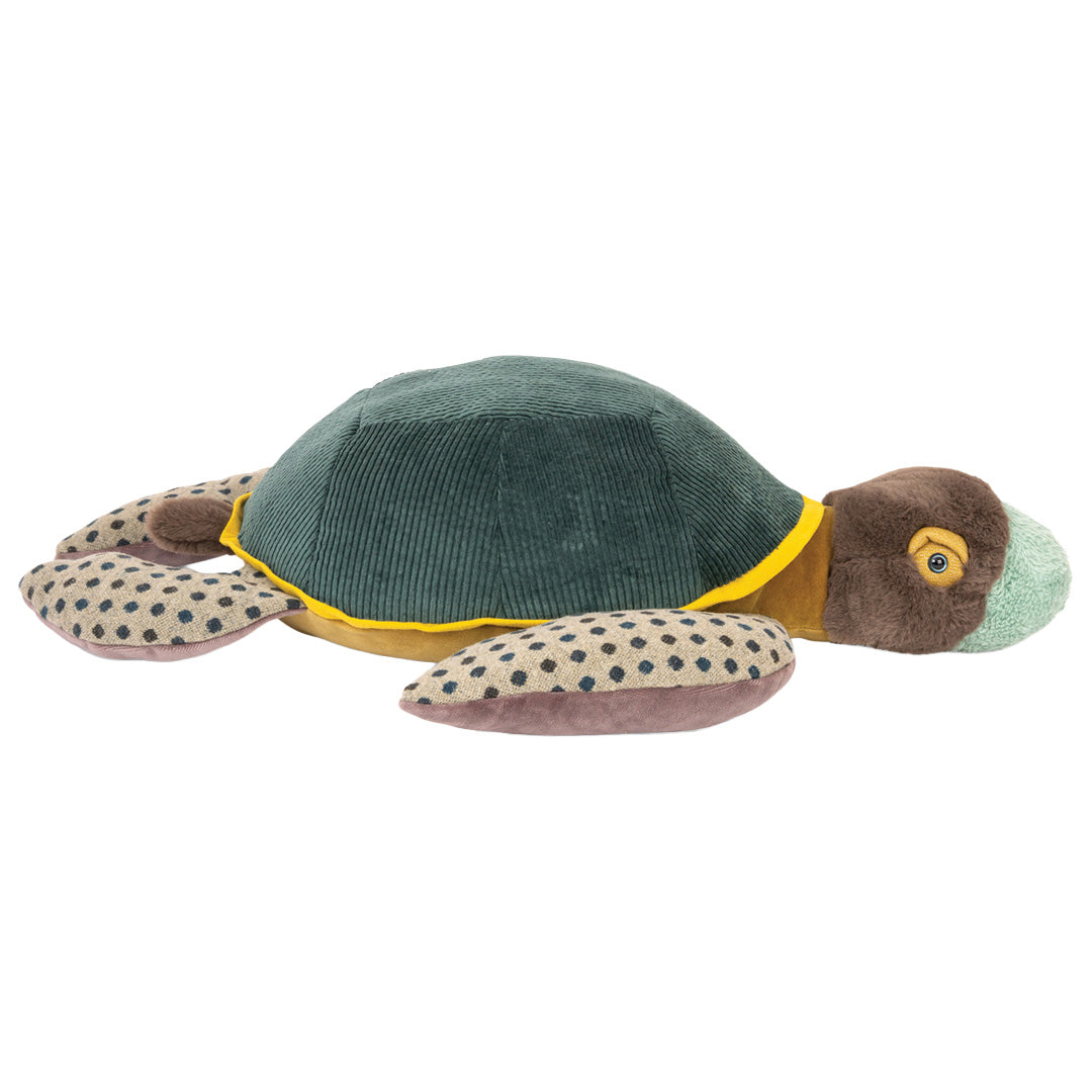 Moulin Roty knuffelschildpad met groene geribbelde schild en gestippelde flippers, van de zijkant gezien.