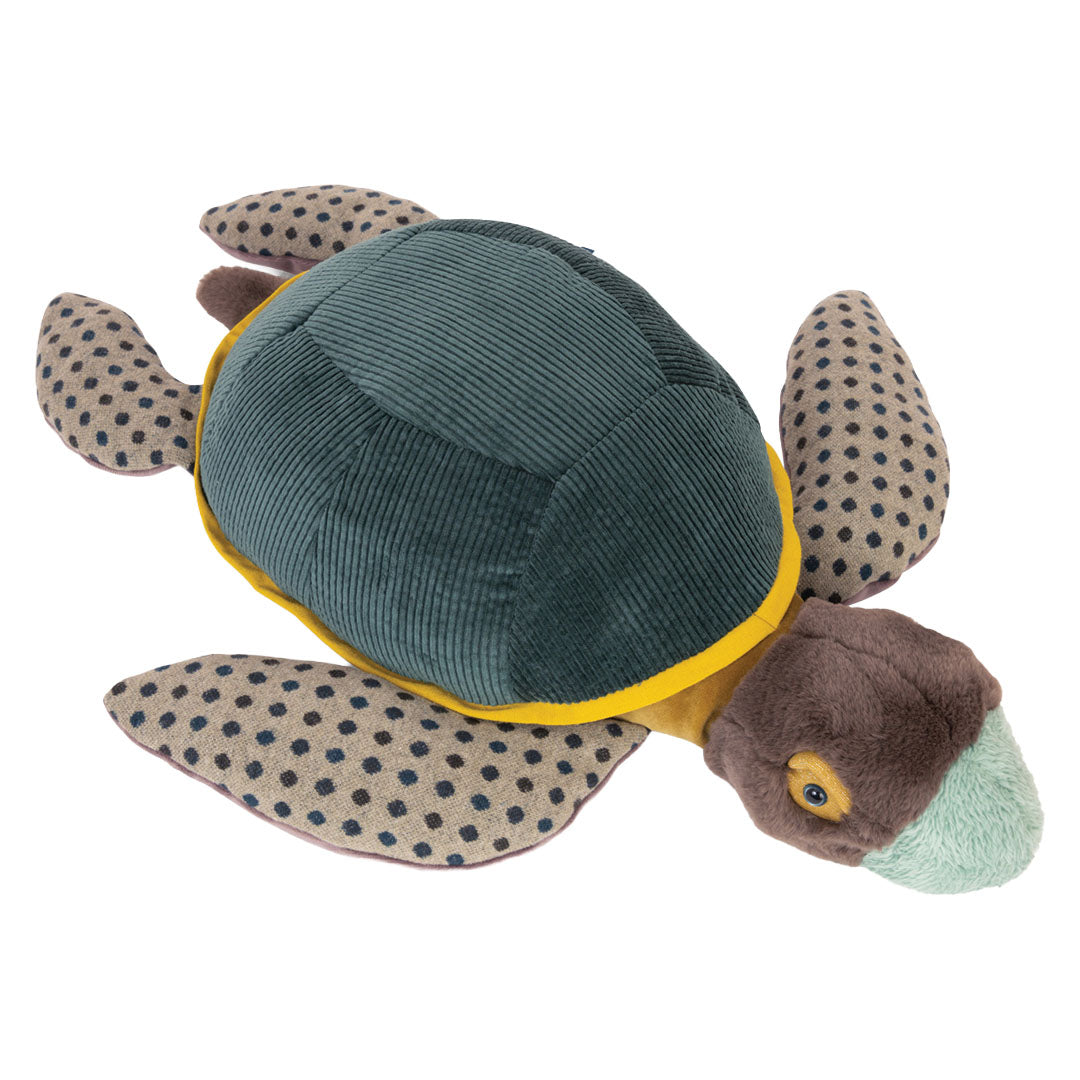 Moulin Roty knuffelschildpad met groene geribbelde schild en gestippelde flippers, van bovenaf gezien.