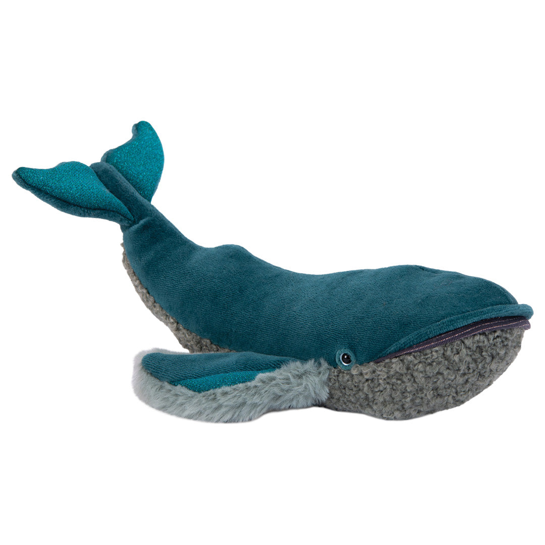 Moulin Roty knuffelwalvis van blauw en grijs pluche, schuin van voren gefotografeerd.