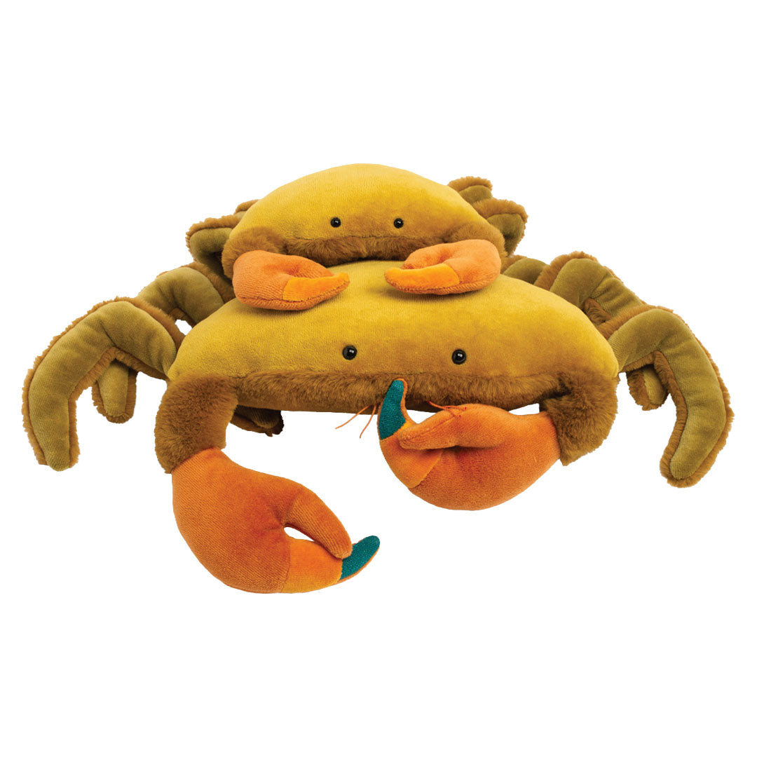 Twee Moulin Roty pluchen krab knuffels, een kleine op een grote, van voren gezien.