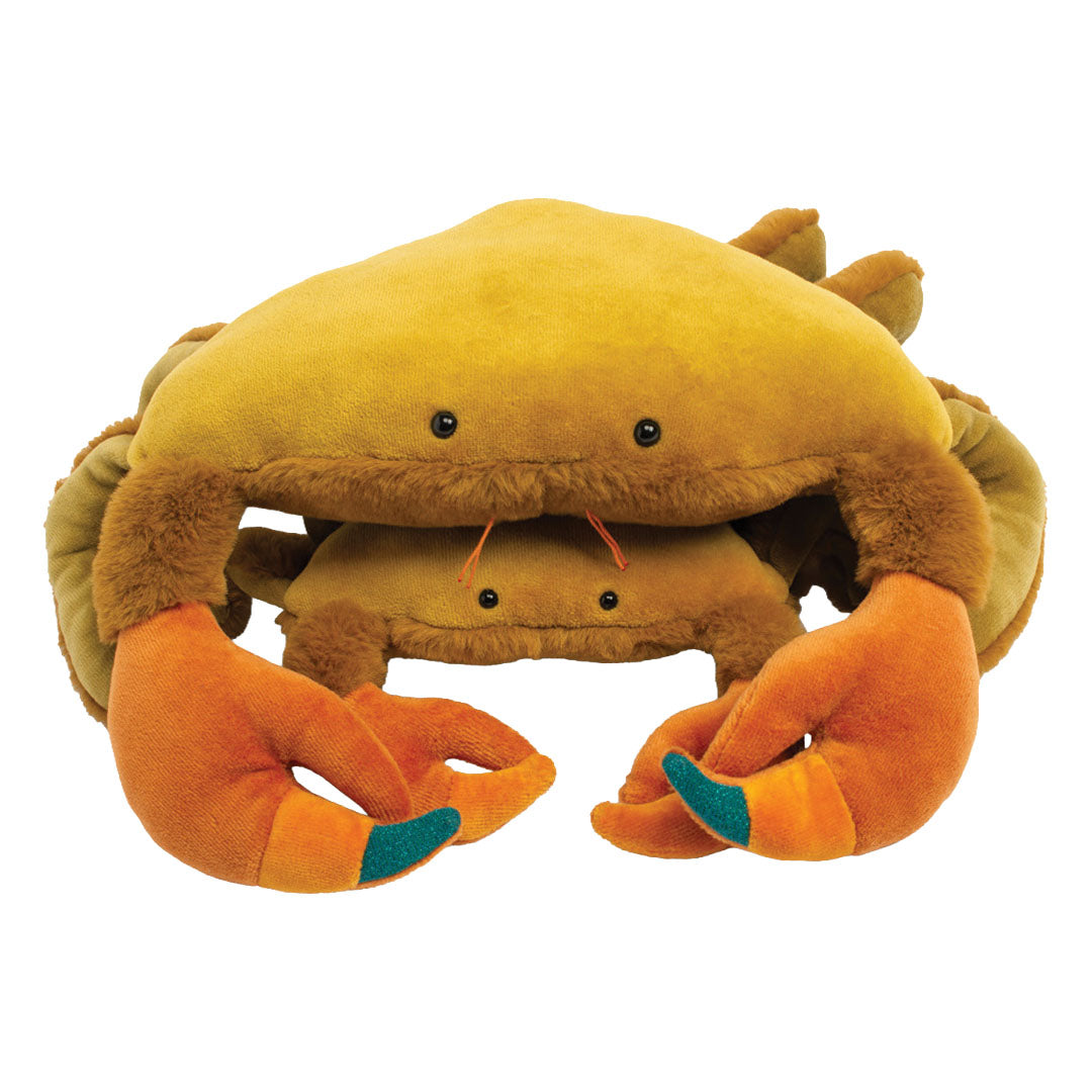 Twee Moulin Roty pluchen krab knuffels, de kleine deels onder de grote vandaan kijkend.