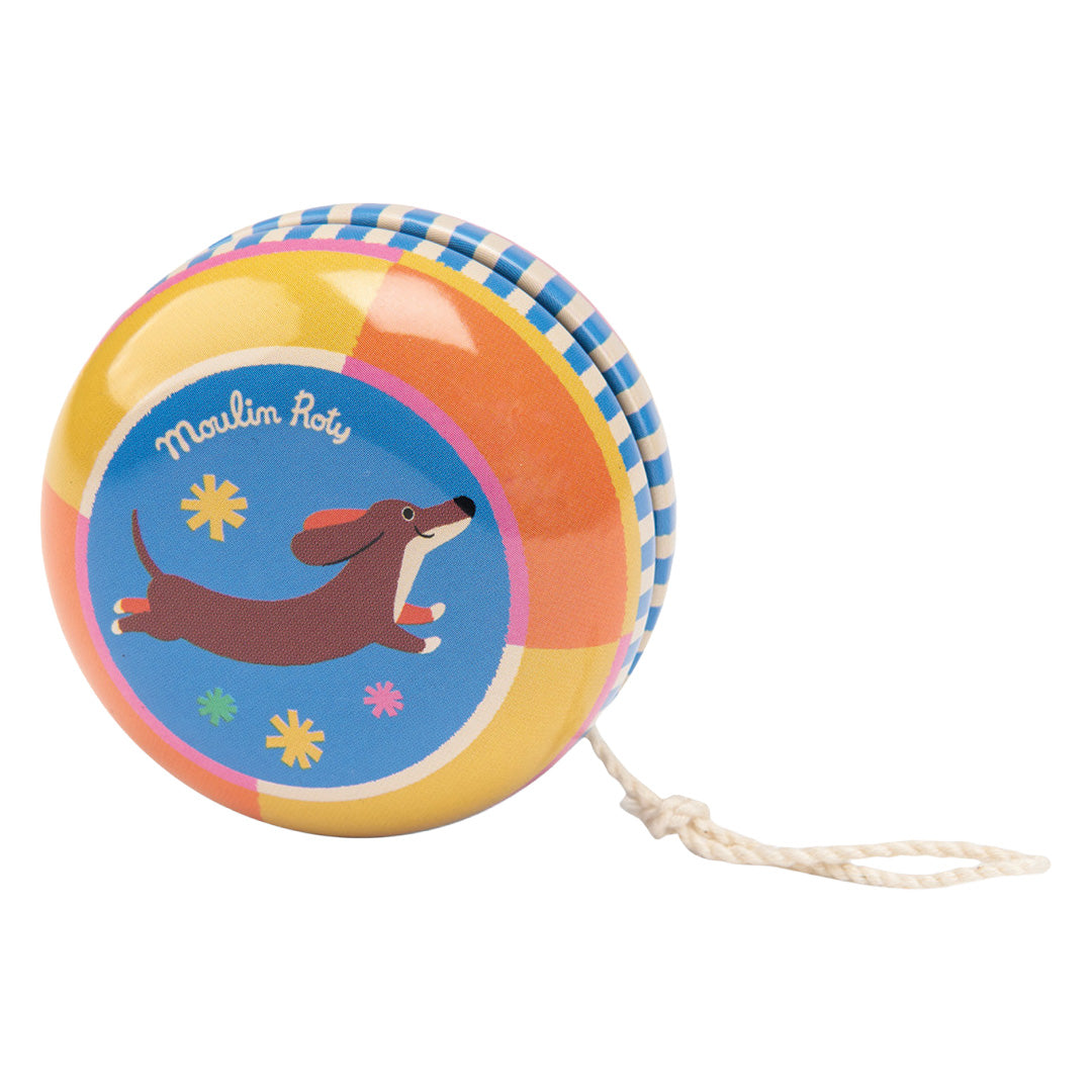 Moulin Roty jojo met een illustratie van een bruine teckel en kleurrijke strepen.