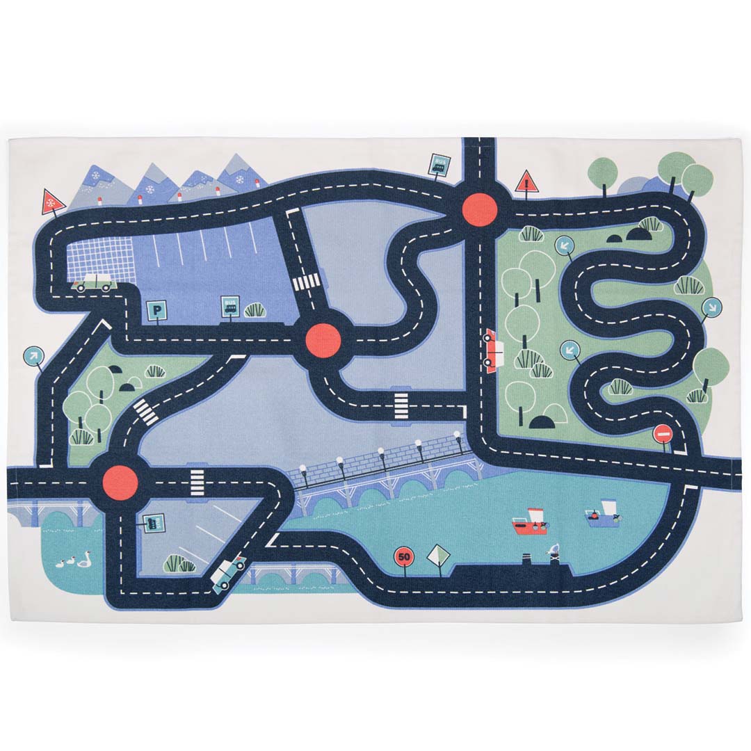 Moulin Roty speelkleed met een gedetailleerd wegennetwerk, parkeerplaatsen, water en bomen.