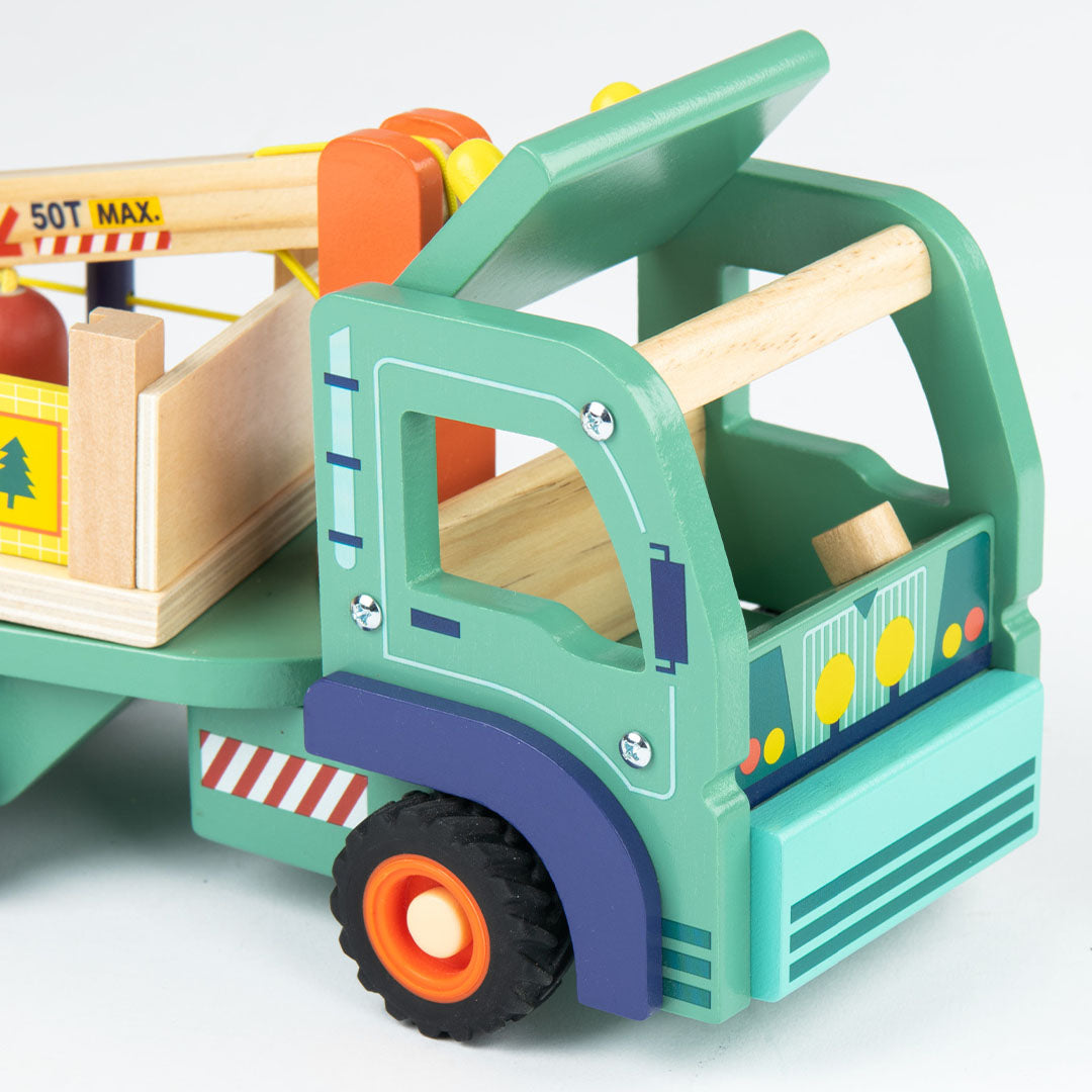 Detail van de groene cabine en zijkant van de Moulin Roty houten bosbouwvrachtwagen.