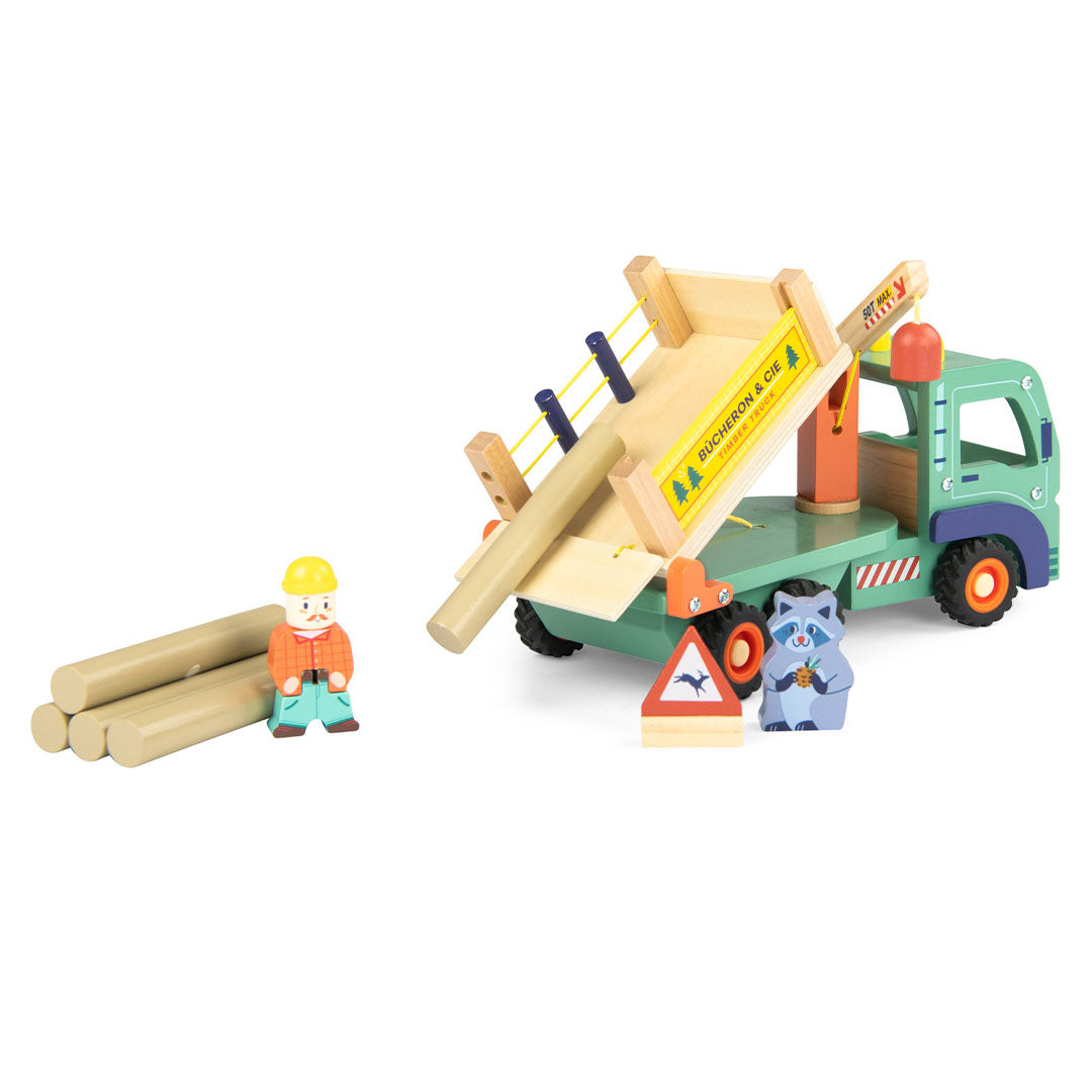 Moulin Roty houten bosbouwvrachtwagen met gekantelde laadbak, bestuurder, wasbeer, waarschuwingsbord en houten boomstammen.