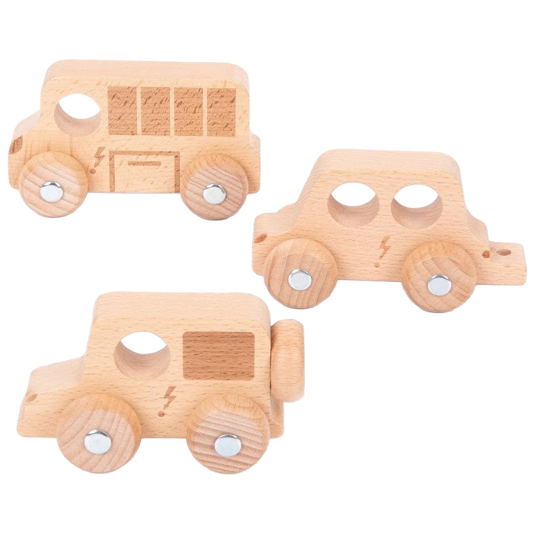 Drie tickit houten speelgoedvoertuigen, een bus, auto en jeep, met bliksemgravures.