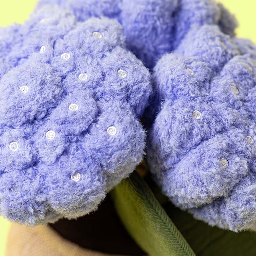 Detailopname van de paarse bloemen met witte stippen van de Jellycat knuffelplant Hydrangea.