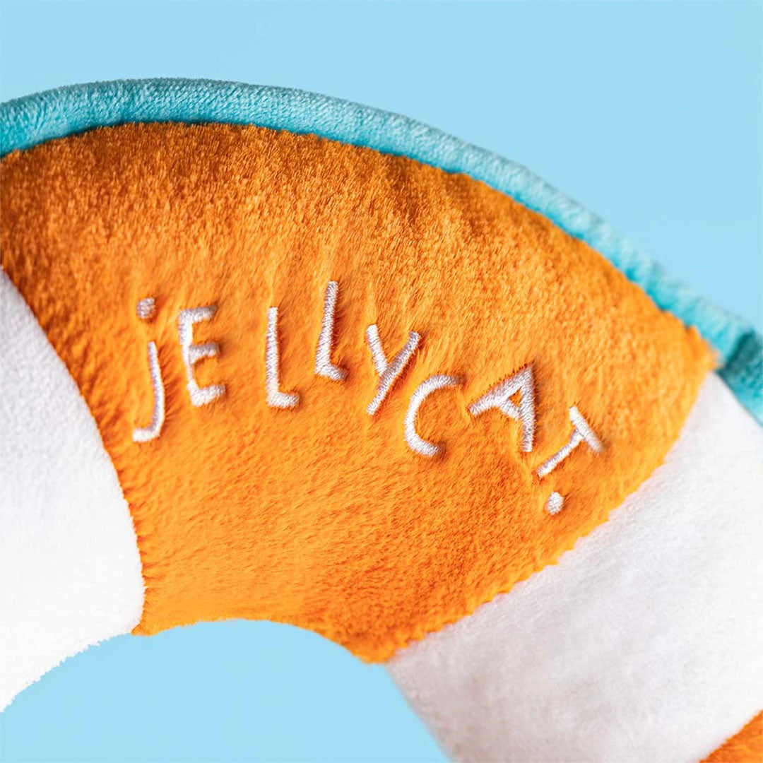 Detail van de Jellycat pluchen knuffelboei met het geborduurde merklogo op de oranje stof.