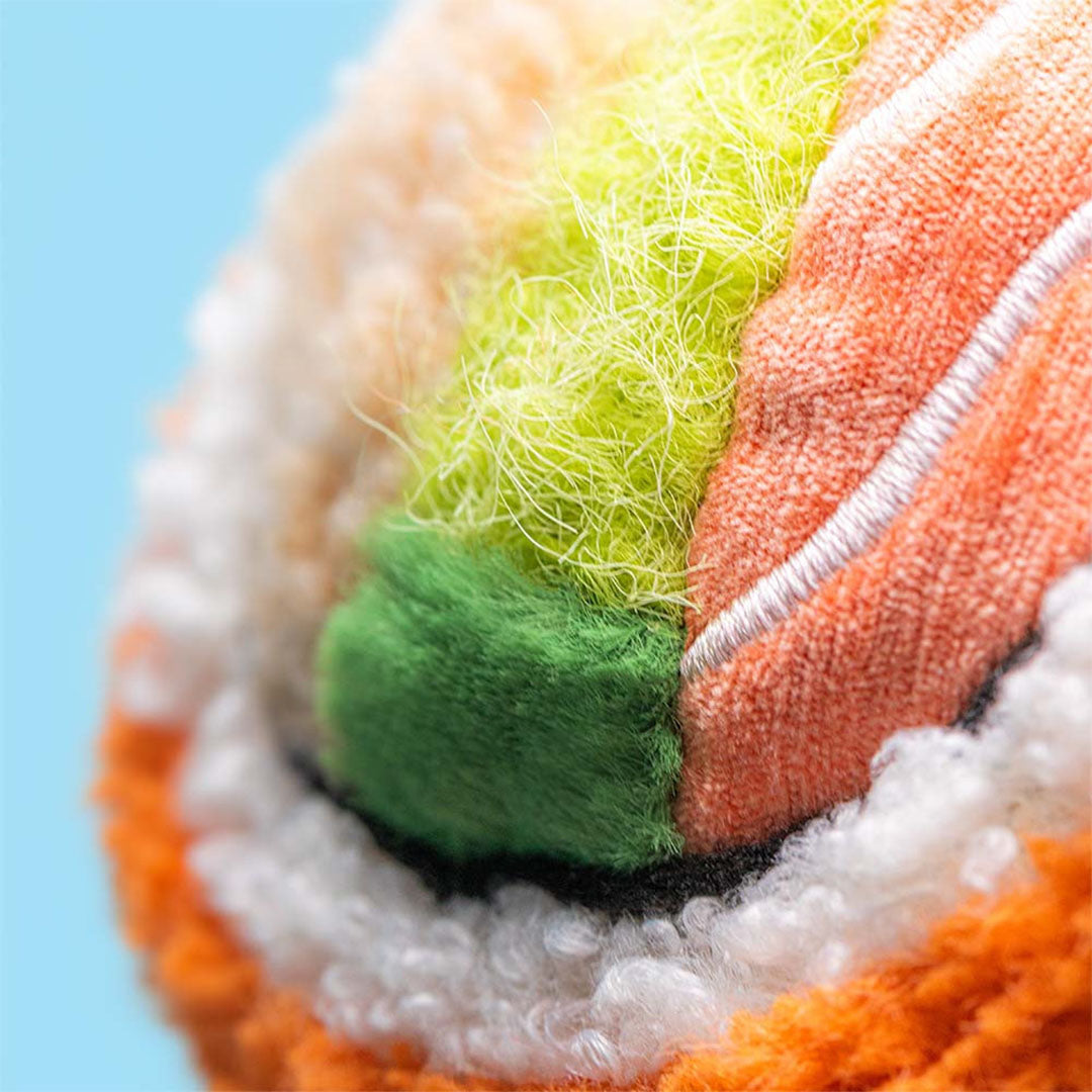 Detailopname van de bovenkant van de knuffelsushi met verschillende texturen en kleuren.