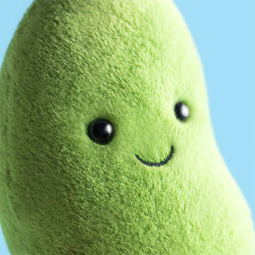 Detailopname van het gezicht van de Jellycat pluchen tuinboon Soyella knuffel.