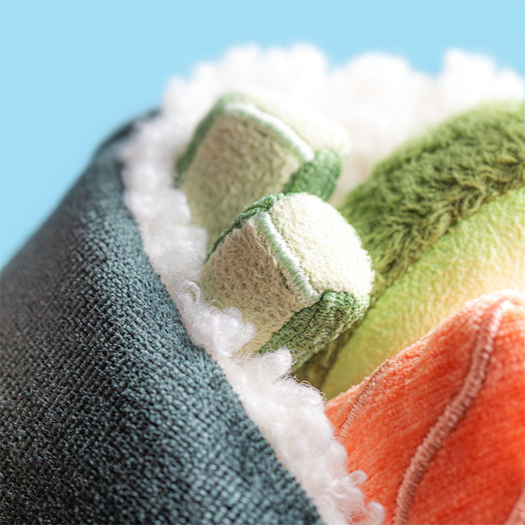 Detailopname van de zachte, groene en oranje vulling van de Jellycat knuffelsushi temaki.