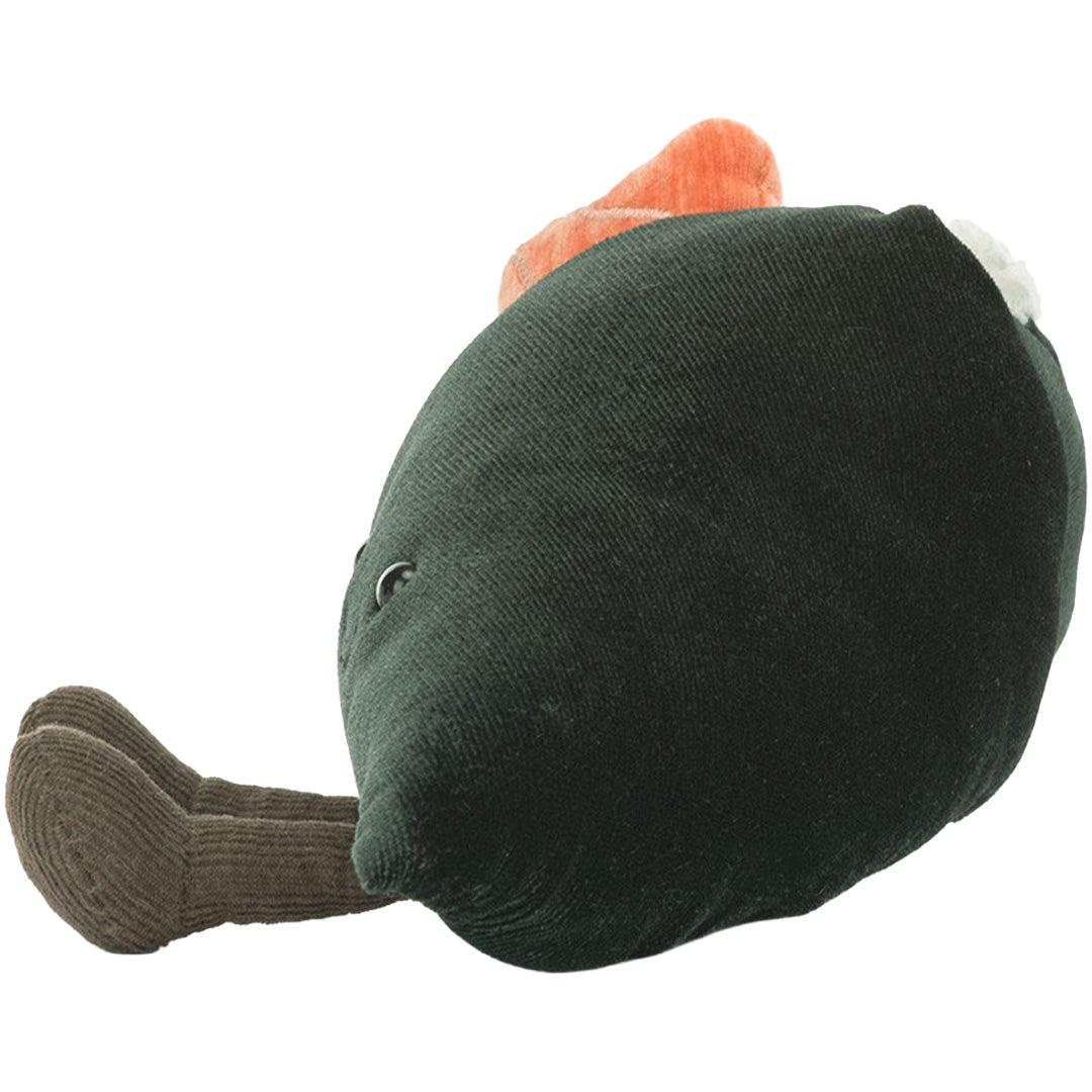 Jellycat Amuseables knuffelsushi temaki schuin van bovenaf gezien, met de bruine voetjes en een deel van het gezicht.