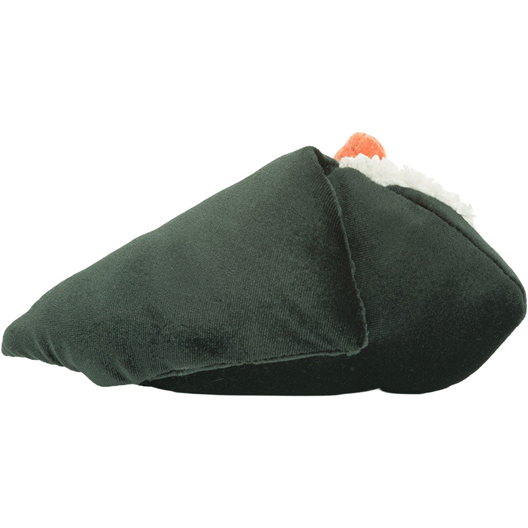 Achterkant van de Jellycat Amuseables knuffelsushi temaki, met de groene buitenkant en een beetje vulling zichtbaar.