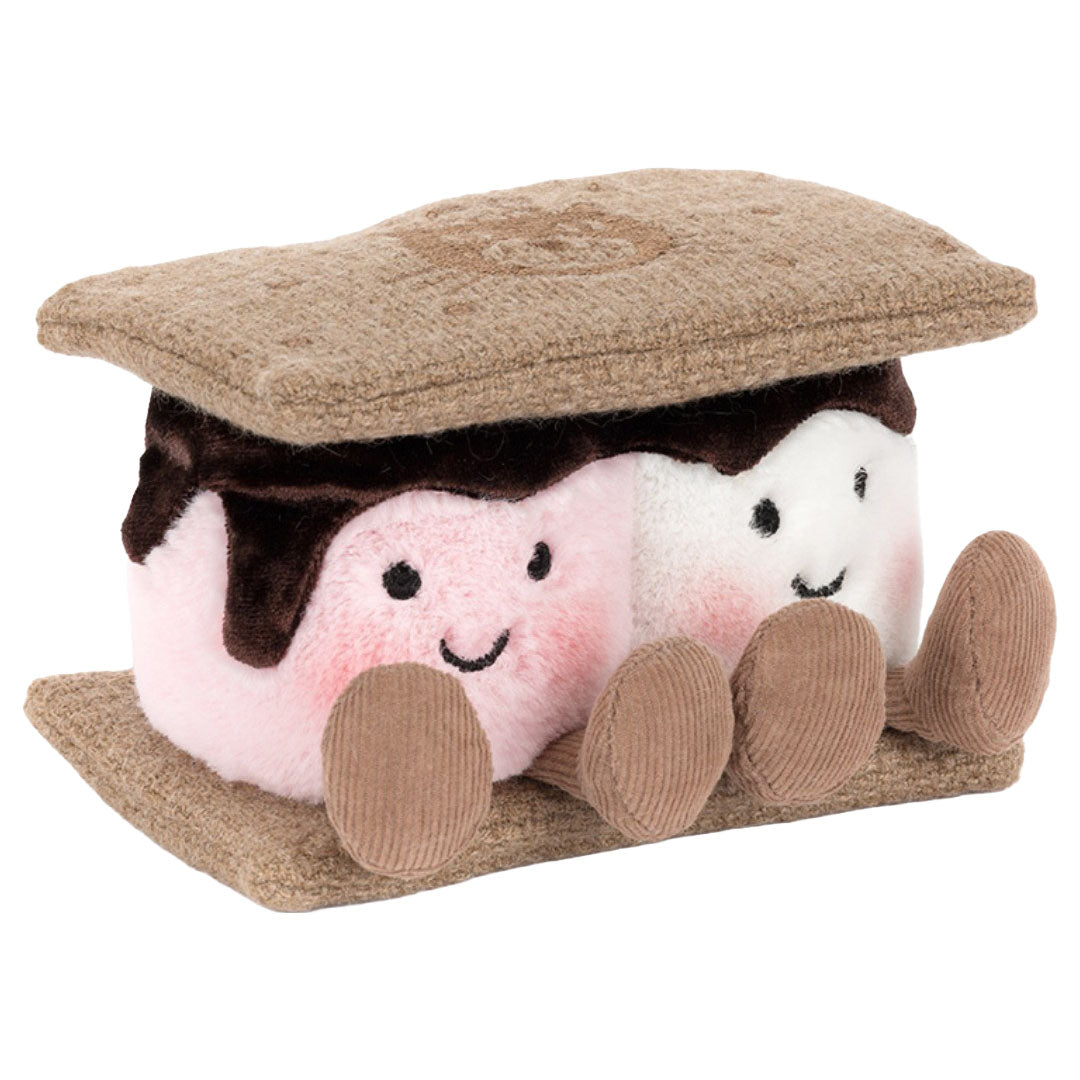 Jellycat pluchen S'mores knuffel met twee lachende marshmallowfiguren, schuin van voren gezien.