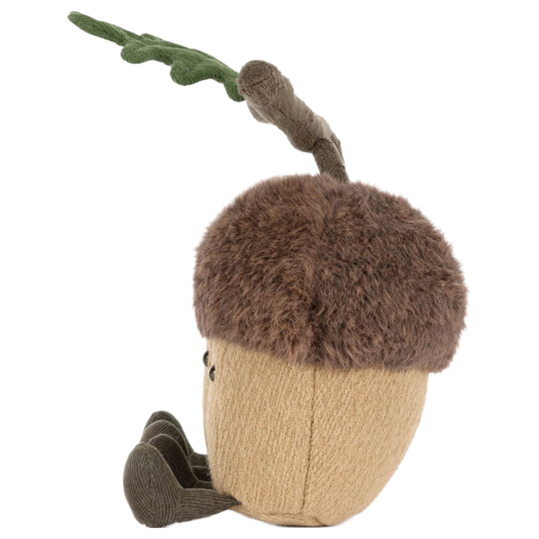 Jellycat pluchen eikelnoot met bruine dop en groene bladsteel, schuin van achteren gezien.