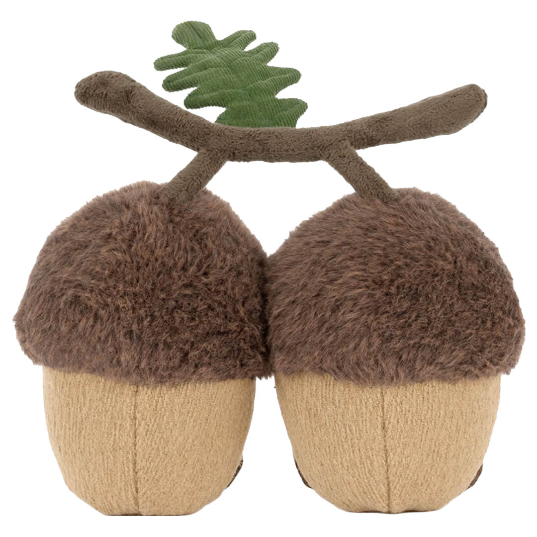 Jellycat pluchen speelgoed van twee eikelnoten met bruine doppen en een groene bladsteel, van achteren gezien.