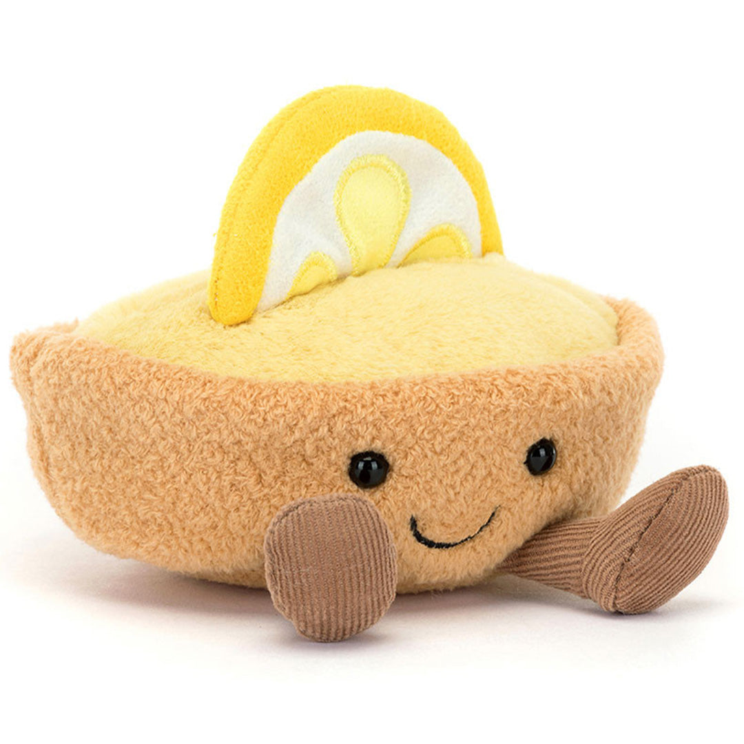 Jellycat knuffeltaartje met citroen, schuin van voren met gezichtje en beentjes.