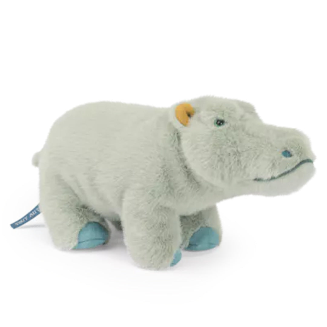 Moulin Roty pluchen nijlpaard in lichtgroen met blauwe pootjes, schuin van voren gefotografeerd.