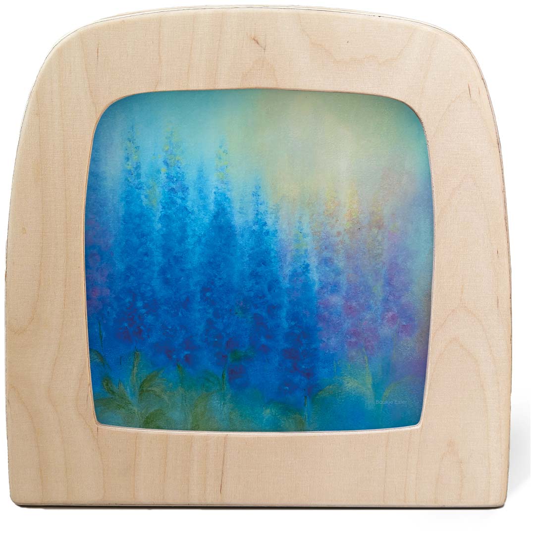 Toverlux toverplaat voor toverlamp met een houten frame en een afbeelding van blauwe ridderspoor bloemen.