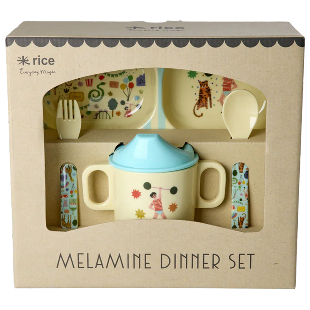Verpakking van het Rice melamine kinderservies met een bord, beker, vork en lepel met kermis-thema.