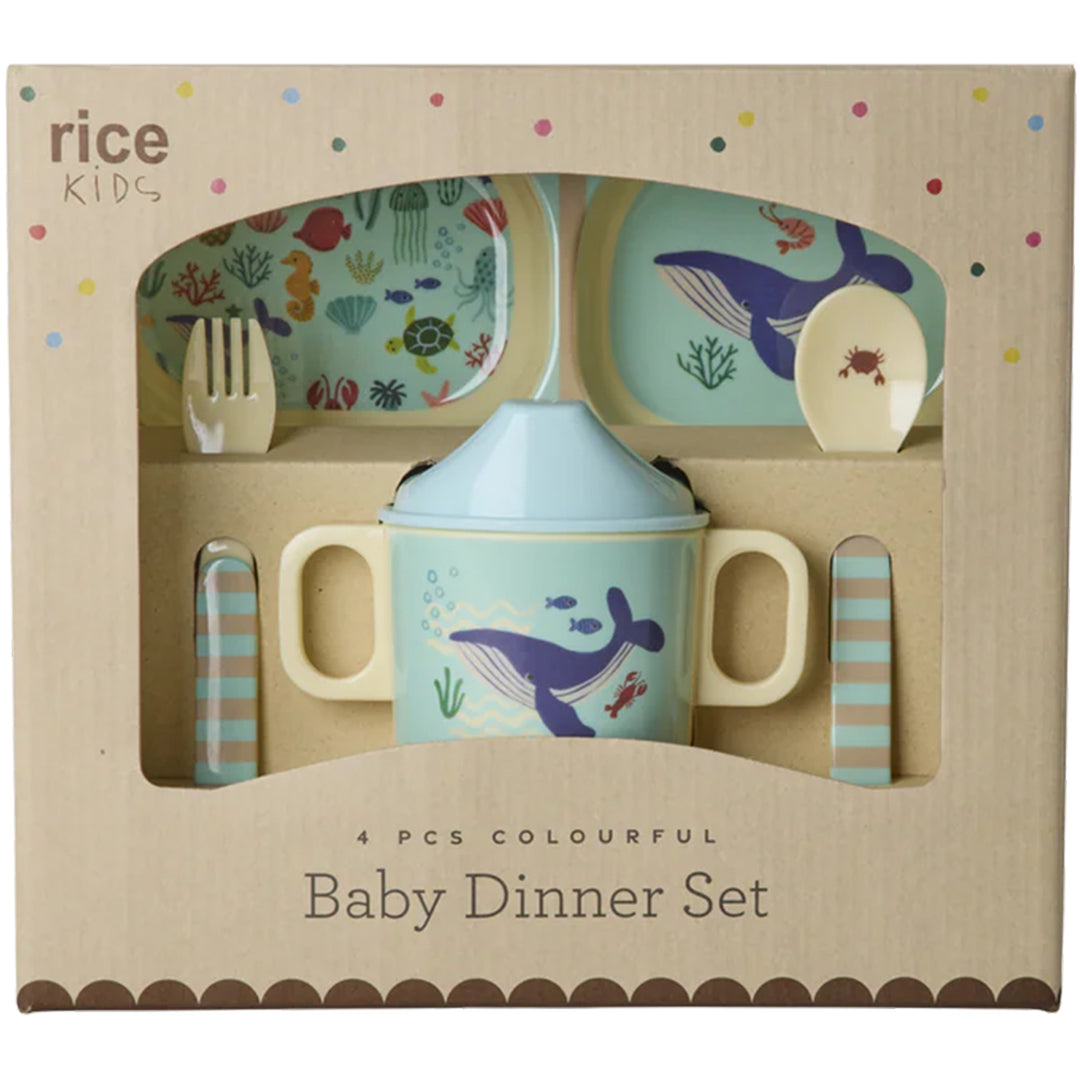 Verpakking van het rice kinderservies met blauwe oceaanprint, bestaande uit een bord, beker, vork en lepel.