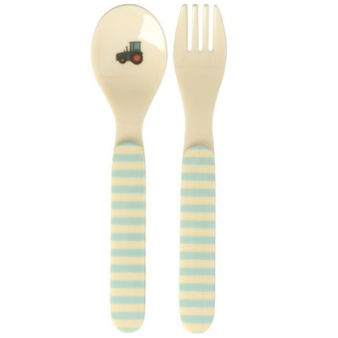 rice kinderbestek set met beige lepel en vork met blauwe strepen en een tractor.