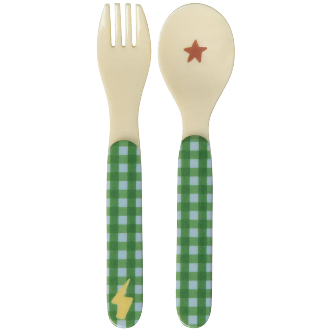 rice kinderbestek met groene geruite handvatten, een ster op de lepel en een bliksem op de vork.