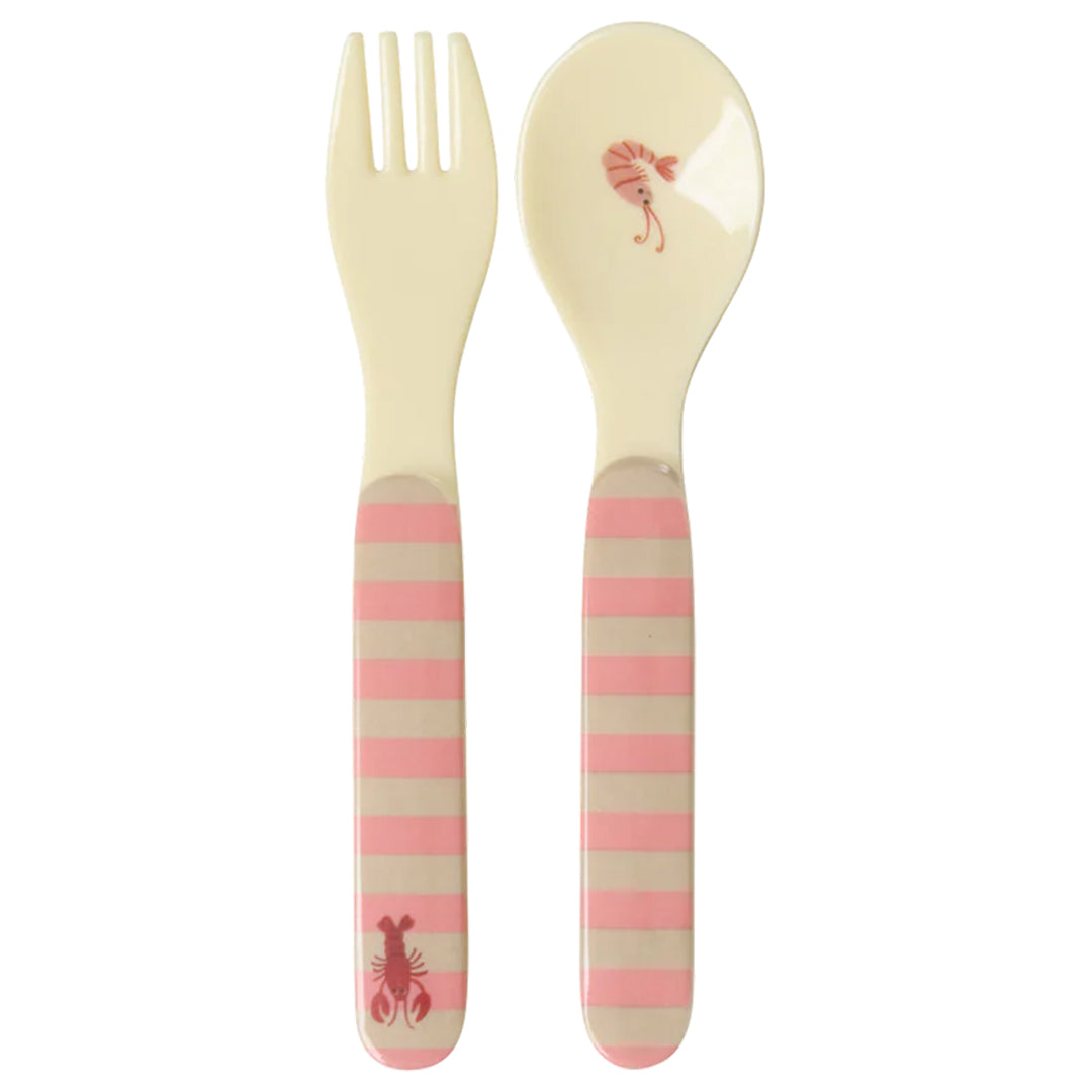 Rice kinderbestek set met een vork en lepel, versierd met roze strepen en zeedieren.