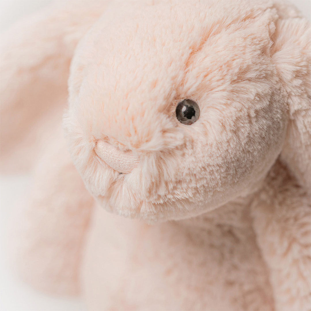 Detailopname van het gezicht van het roze Jellycat pluchen knuffelkonijn.