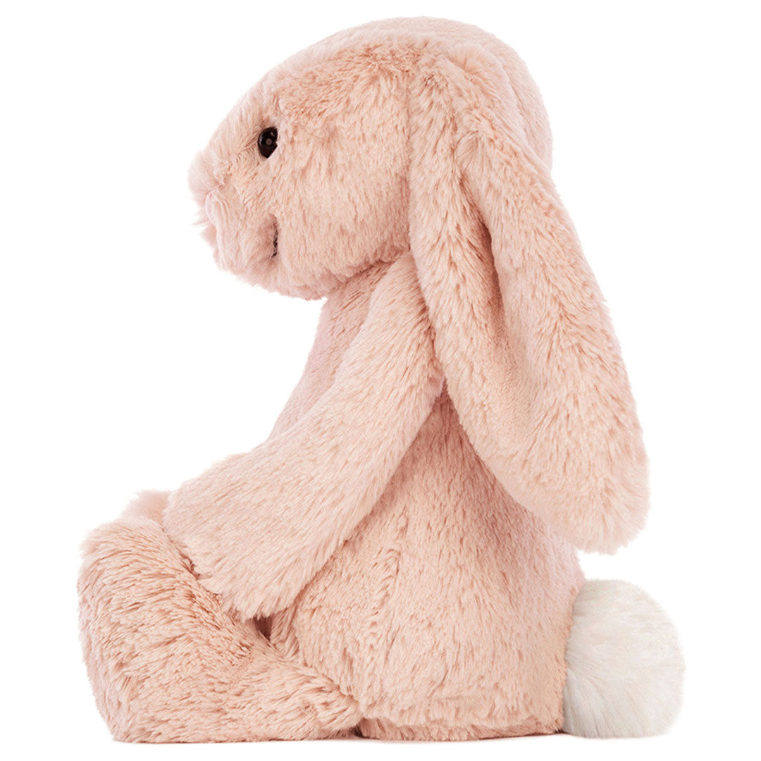 Jellycat roze pluchen knuffelkonijn Bashful Blush Bunny, van de zijkant gezien.