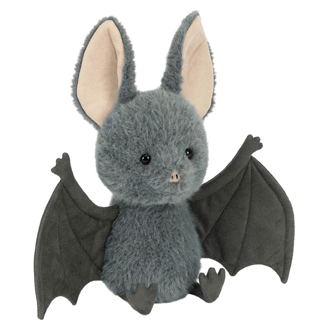 Jellycat pluchen vleermuis in grijs, zittend en naar voren kijkend.