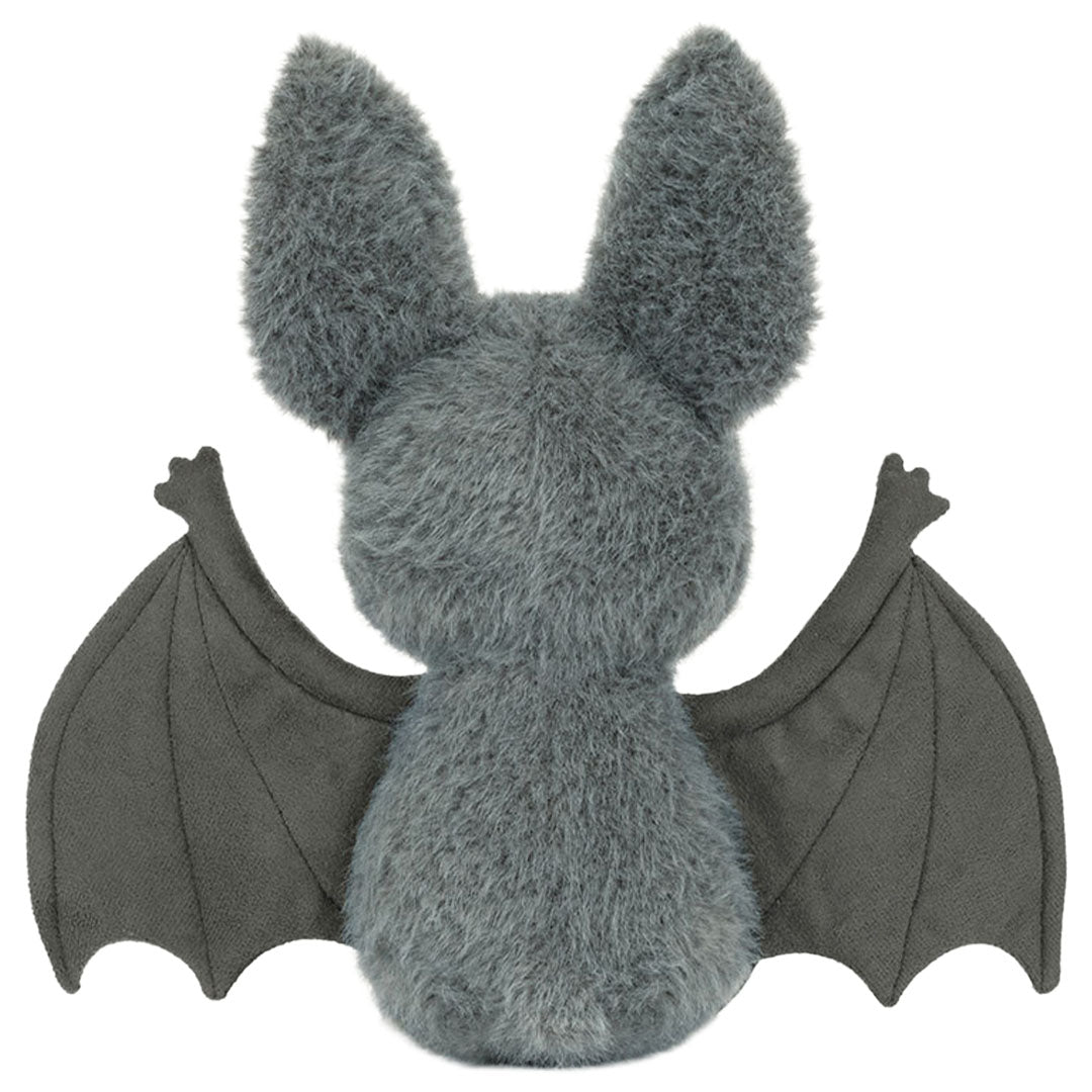 Jellycat pluchen vleermuis in grijs, zittend en van achteren gezien met gespreide vleugels.