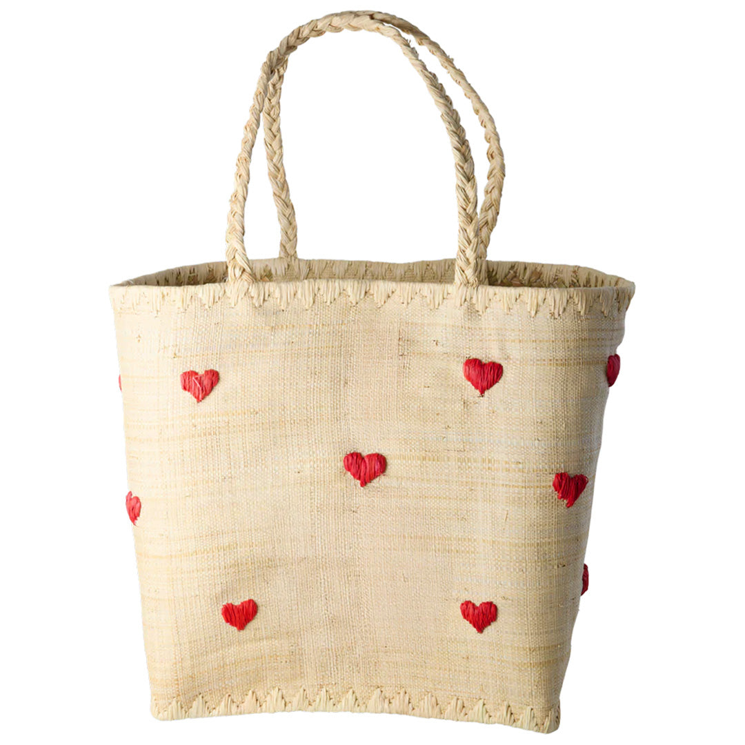 Rice kindertas van raffia met rode harten op een witte achtergrond.