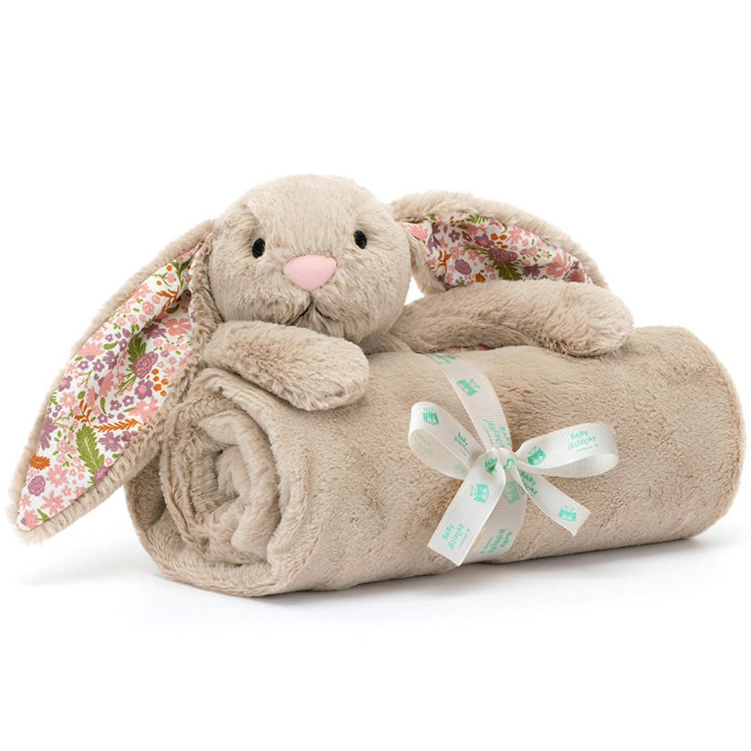Jellycat knuffeldekentje met een beige konijn bovenop een opgerolde deken, vastgebonden met een lint.