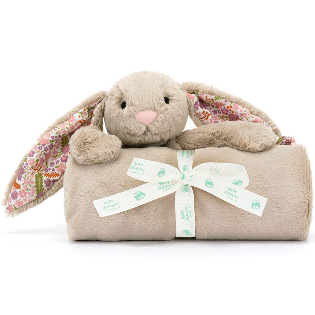 Jellycat knuffeldekentje met een beige konijn bovenop een opgerolde deken, vastgebonden met een lint.