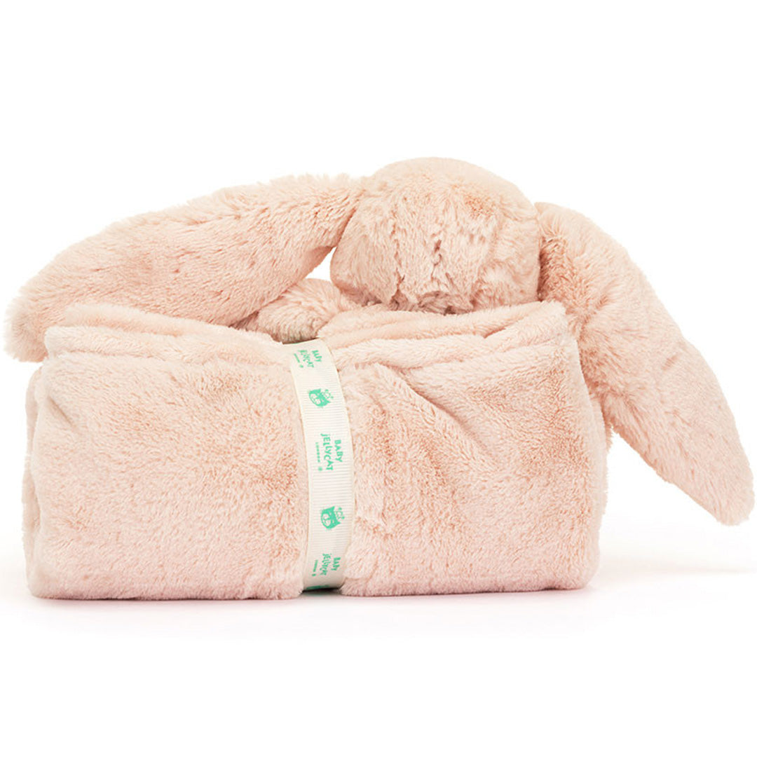 Jellycat roze knuffeldekentje met pluchen konijn, opgerold en vastgebonden met een lint, schuin van voren gezien.