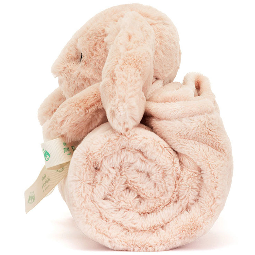 Detail van het Jellycat roze knuffeldekentje met pluchen konijn, opgerold en vastgebonden met een lint, van achteren gezien.
