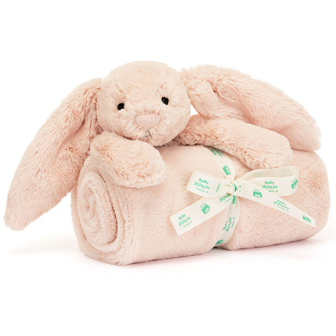 Jellycat roze knuffeldekentje met een pluchen konijn, opgerold en vastgebonden met een lint.