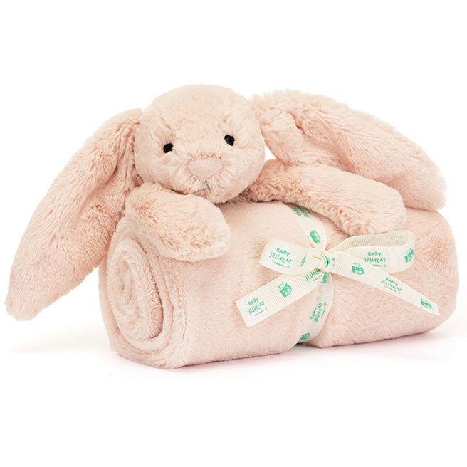 Jellycat roze knuffeldekentje met een pluchen konijn, opgerold en vastgebonden met een lint.