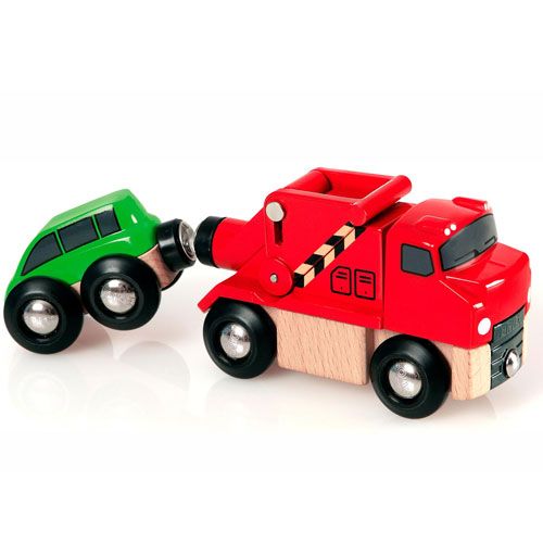 Brio houten sleepwagen met een groen autootje.