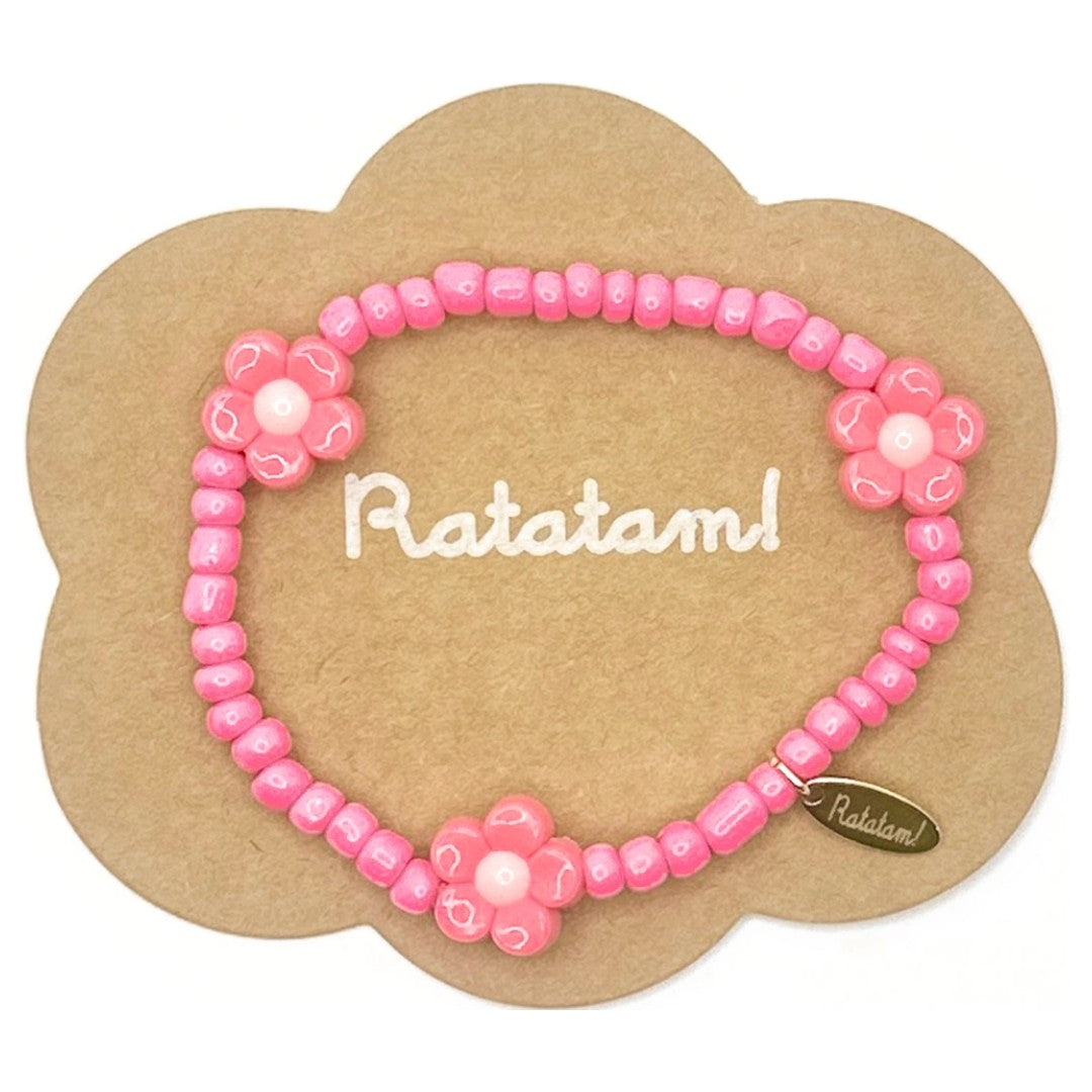 Ratatam roze kralenarmband met bloemen op een wolkvormige verpakking.