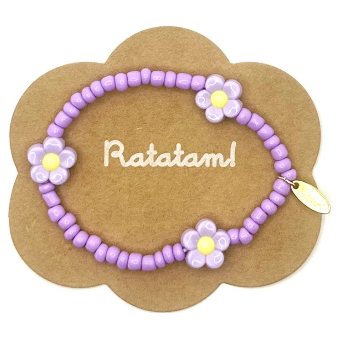 Ratatam kinderarmband met paarse kralen en bloemen op een wolk-vormige verpakking.