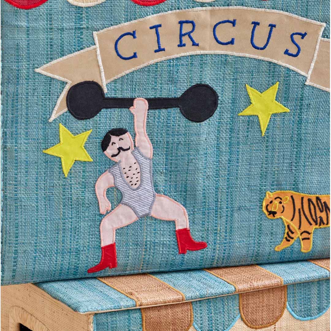 Detail van de rice opbergmand met de tekst 'CIRCUS', een sterke man en een tijger.
