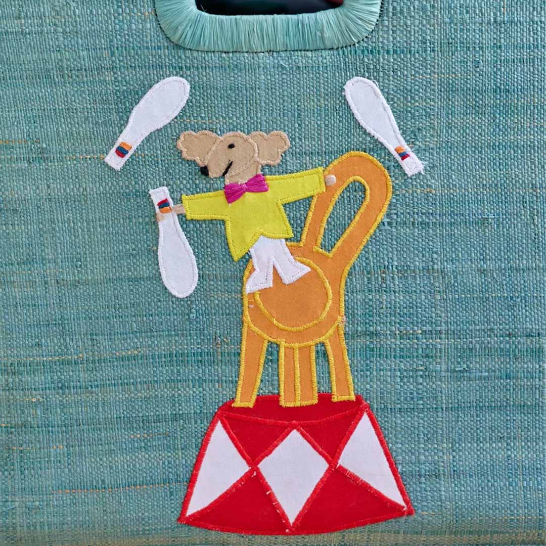 Detail van de rice opbergmand met een muis die jongleert op een stoel op een circuspodium.