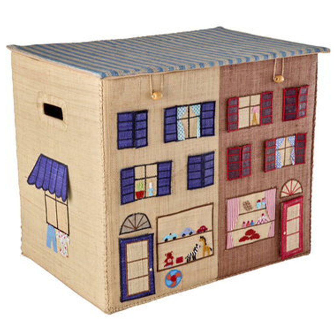 rice raffia opbergmand in de vorm van een Parijse straat met twee huizen en geborduurde details.