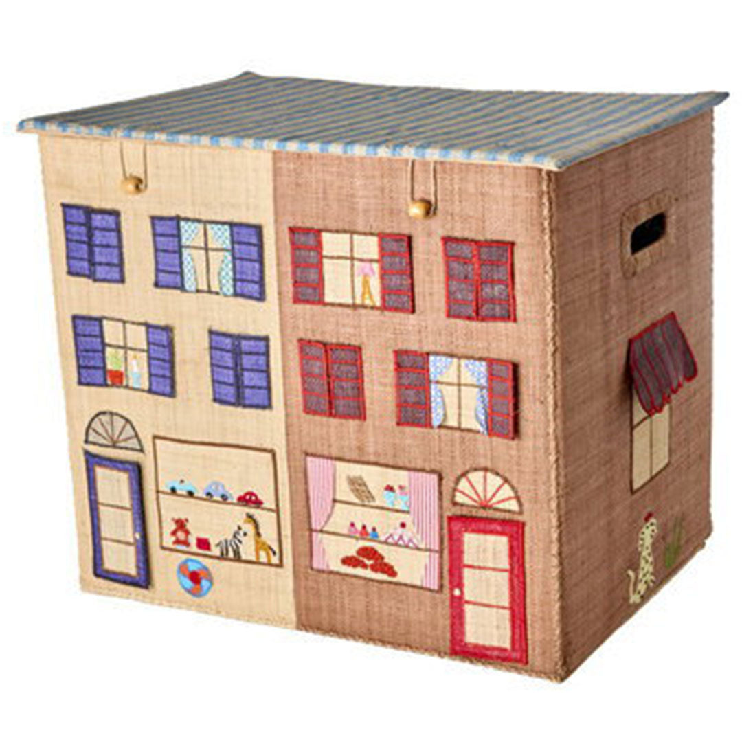 rice raffia opbergmand in de vorm van een Parijse straat met twee huizen, schuin van voren gezien.