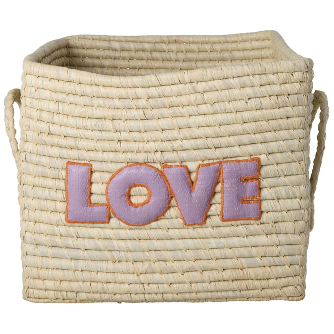 rice raffia opbergmand met het woord 'LOVE' in paarse letters.